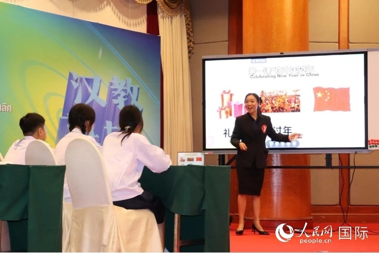泰國本土中文教師參賽者現(xiàn)場授課。人民網(wǎng)實習生 姚欣可攝