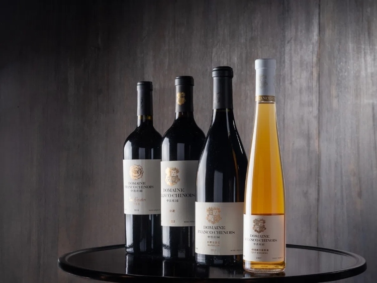 活動(dòng)現(xiàn)場(chǎng)推介了懷來(lái)中法莊園珍藏馬瑟蘭干紅、小芒森甜白等優(yōu)質(zhì)葡萄酒。主辦方供圖