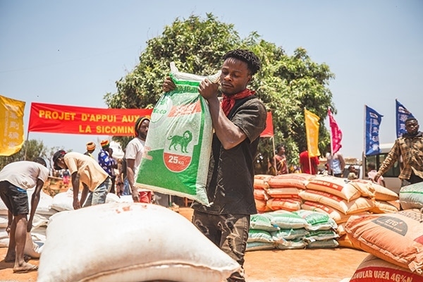 村民們興高采烈地把種子和化肥搬回家。中鐵資源供圖