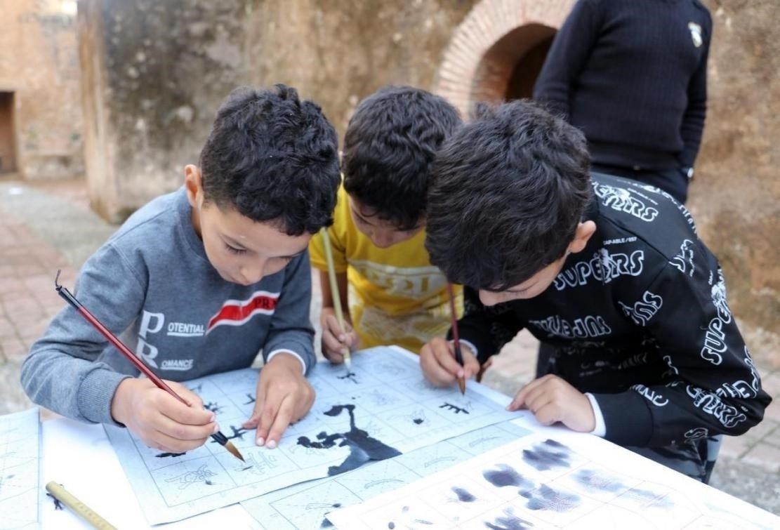 一起學(xué)書法。拉巴特中國(guó)文化中心供圖