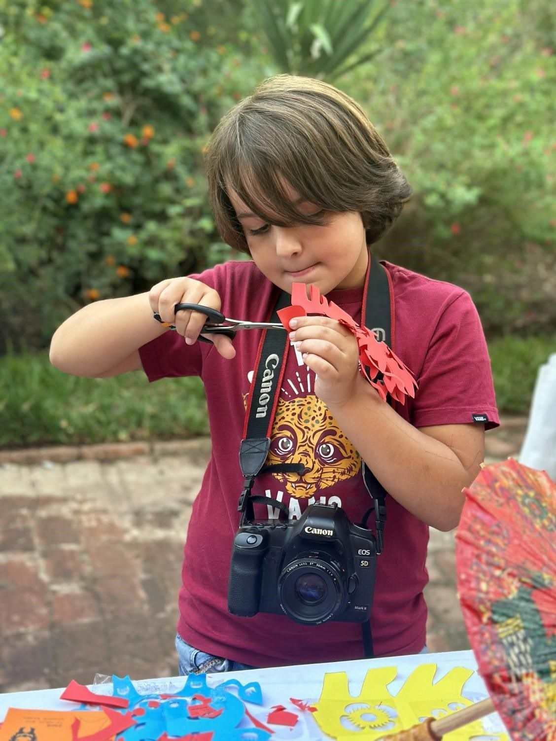 專心致志學(xué)剪紙。拉巴特中國(guó)文化中心供圖