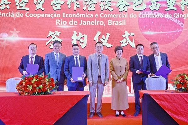 企業(yè)家在活動(dòng)現(xiàn)場參與項(xiàng)目簽約儀式。人民網(wǎng)記者 陳海琪攝