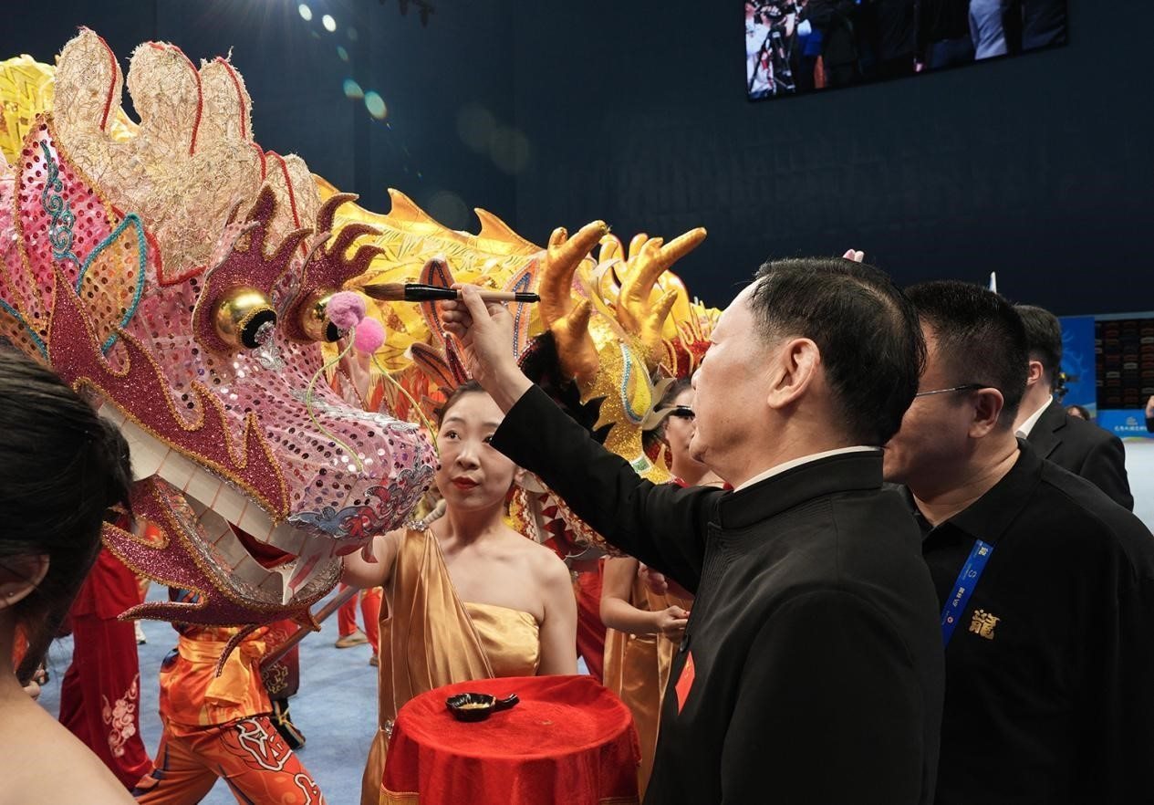 出席開賽儀式的領(lǐng)導及嘉賓共同為參賽龍獅隊點睛。（受訪者供圖）