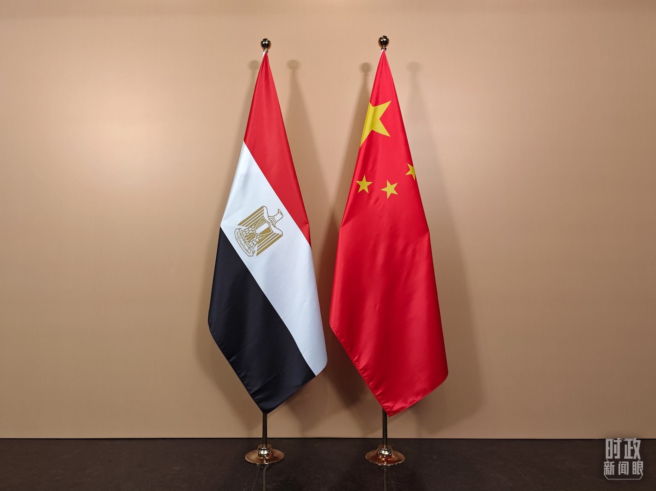 △ 會(huì)見廳外的中國埃及兩國國旗。（總臺(tái)央視記者彭漢明拍攝）