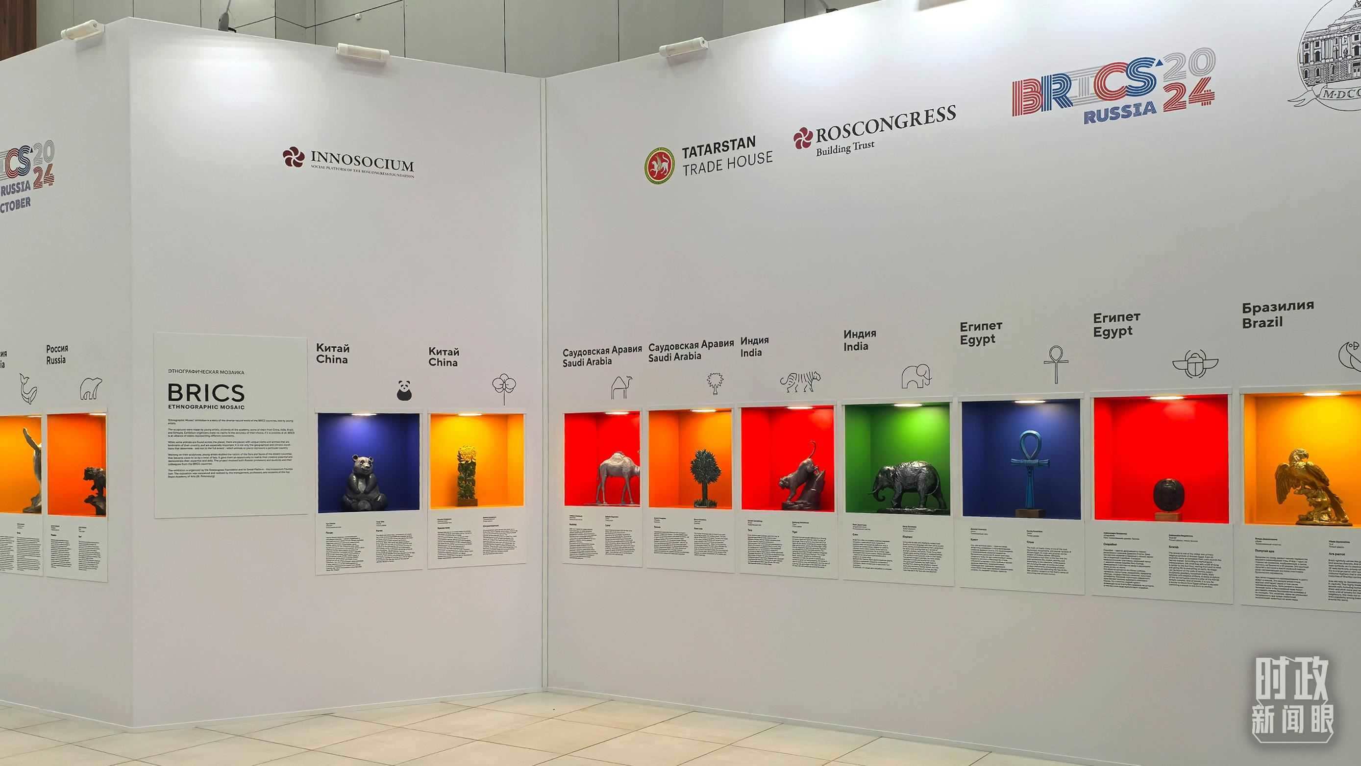 △ 喀山會(huì)展中心內(nèi)展示的金磚國家工藝品。（總臺(tái)央廣記者潘毅拍攝）