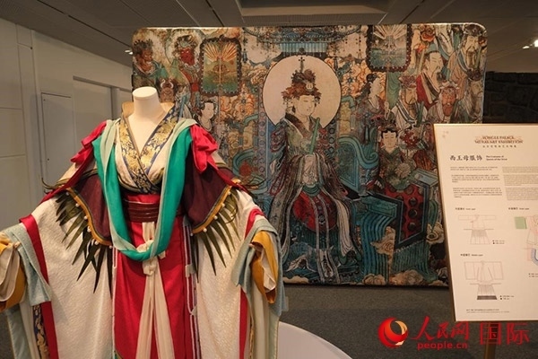 壁畫服飾的實(shí)物復(fù)刻展示。人民網(wǎng)記者 尚凱元攝