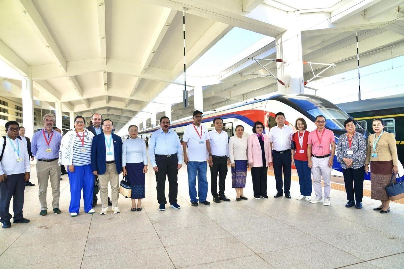 東盟議會(huì)聯(lián)盟大會(huì)代表團(tuán)與中老鐵路“瀾滄號(hào)”動(dòng)車合影留念。老中鐵路有限公司供圖