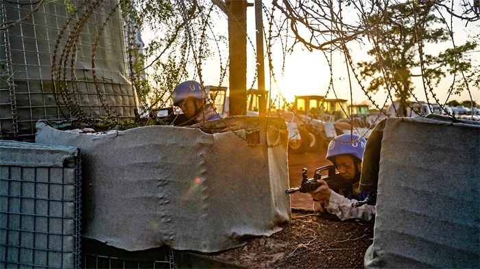 瞭望偵察一線情況。張洪奧攝