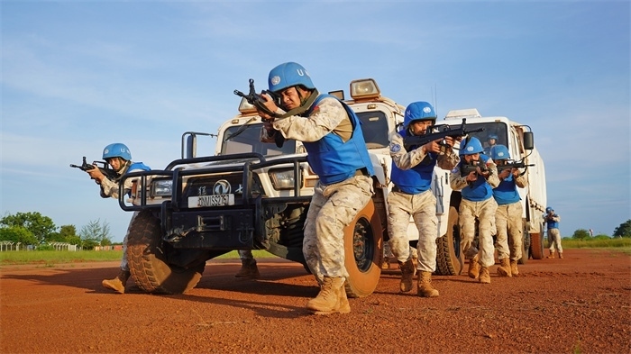 應急分隊戰(zhàn)術行進。張洪奧攝