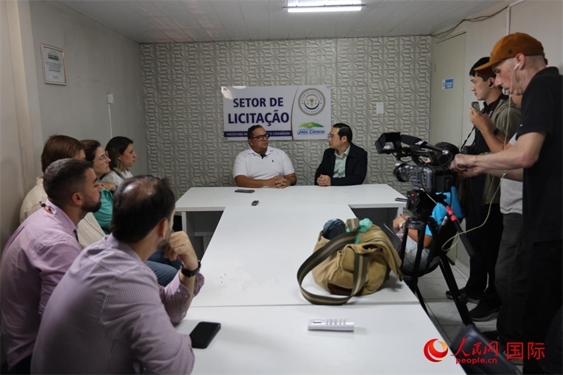 巴西東北部北里奧格蘭德州若昂卡馬拉市市長(zhǎng)馬諾埃爾·貝爾納接受聯(lián)合采訪團(tuán)采訪。 人民網(wǎng)記者 時(shí)元皓攝