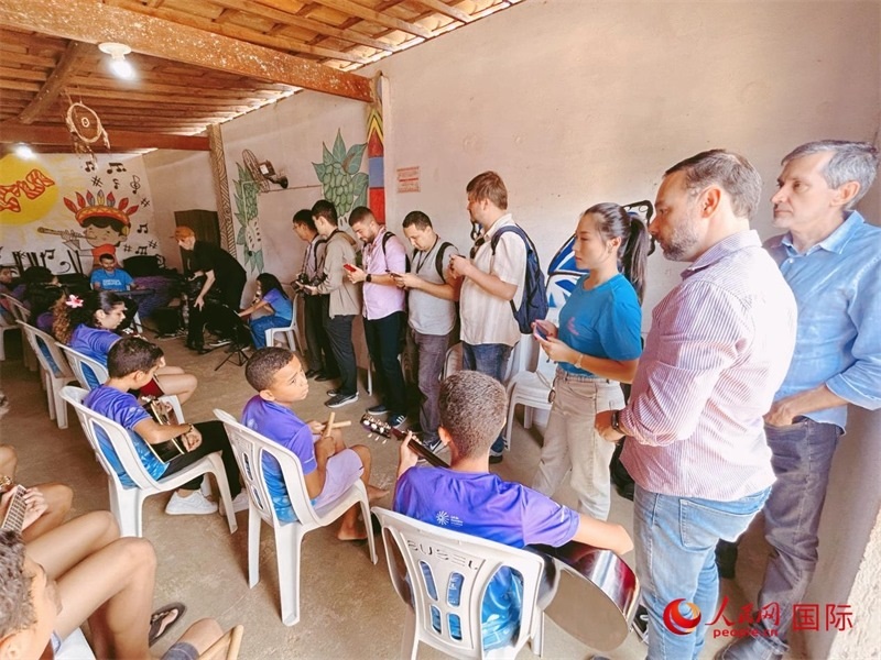  受益于中國(guó)企業(yè)的“青少年成長(zhǎng)”項(xiàng)目，700多名當(dāng)?shù)厍嗌倌甑囊魳泛妥闱驂?mèng)想插上了翅膀。圖為聯(lián)合采訪團(tuán)正在采訪參加音樂培訓(xùn)的孩子們。 人民網(wǎng)記者 陳一鳴攝