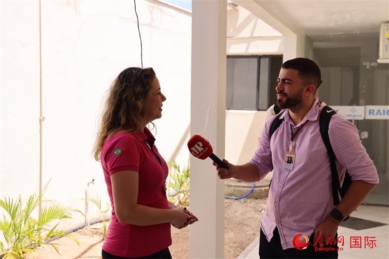 國(guó)網(wǎng)巴電文化中心負(fù)責(zé)人達(dá)尼埃拉·帕戈托接受參加聯(lián)合采訪團(tuán)的巴西記者采訪。 人民網(wǎng)記者 時(shí)元皓攝