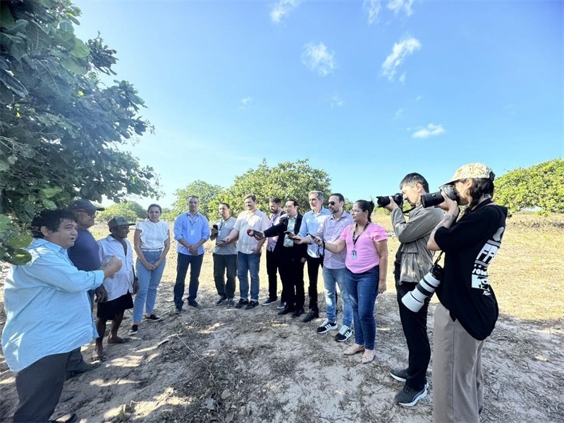 聯(lián)合采訪團(tuán)正在采訪中國(guó)企業(yè)在若昂卡馬拉市的扶貧開放項(xiàng)目 。孫佳攝