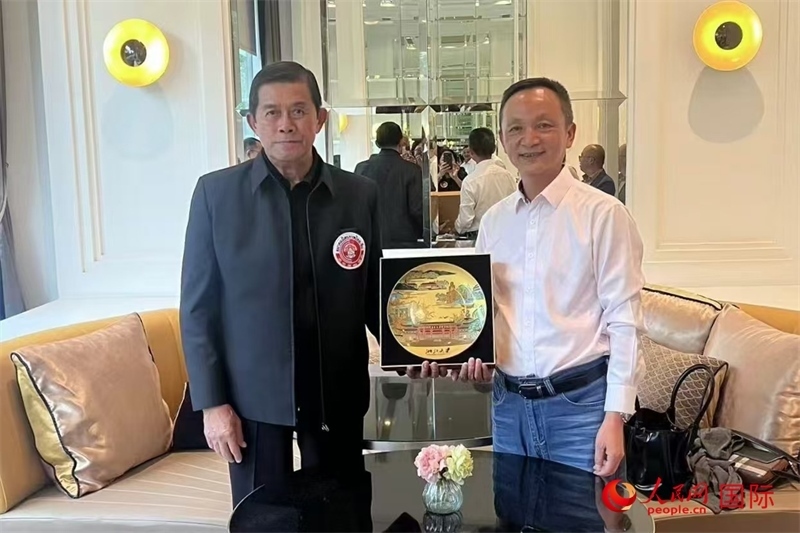 泰中友好協(xié)會會長、泰國前副總理功·塔帕朗西（左一）會見浙大團(tuán)組一行。人民網(wǎng)記者 簡承淵攝