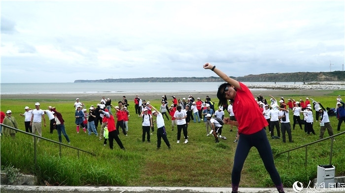 開(kāi)跑前的熱身運(yùn)動(dòng)。人民網(wǎng) 蔣曉辰攝