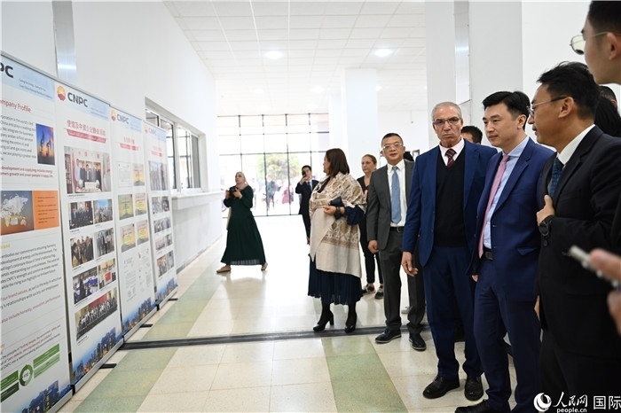 中企向阿爾及利亞大學(xué)捐贈電教設(shè)備圖片展。人民網(wǎng)記者 郝瑞敏攝