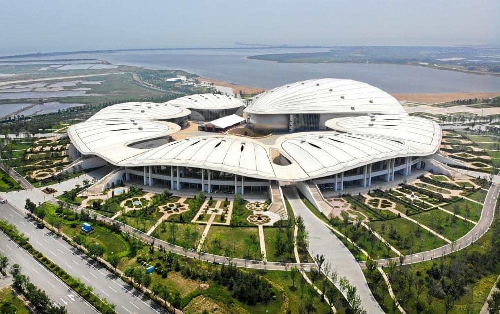 位于中國—上海合作組織地方經(jīng)貿(mào)合作示范區(qū)的青島·上合之珠國際博覽中心（2024年7月18日攝，無人機(jī)照片）。新華社記者李紫恒 攝