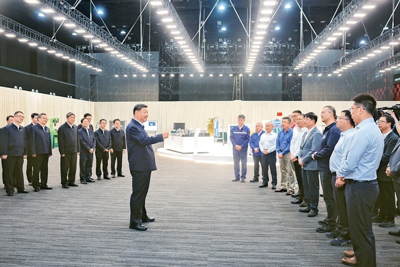 2024年10月17日至18日，中共中央總書記、國家主席、中央軍委主席習(xí)近平在安徽考察。這是17日下午，習(xí)近平在合肥濱湖科學(xué)城考察時，同現(xiàn)場科研人員和企業(yè)負(fù)責(zé)人親切交流。 新華社記者 鞠鵬/攝