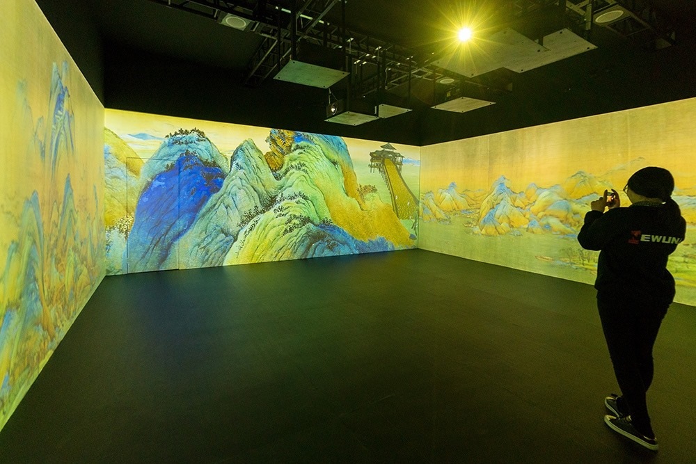 2019年1月29日，上海，市民在“千里江山圖科技藝術展”上參觀北宋名畫《千里江山圖》的AR全景展示并打卡拍照。