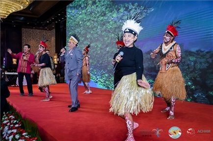 山東濟寧職業(yè)技術(shù)學(xué)校印尼巴布亞留學(xué)生演唱與大使一起演唱巴布亞傳統(tǒng)歌曲。印尼駐華大使館供圖