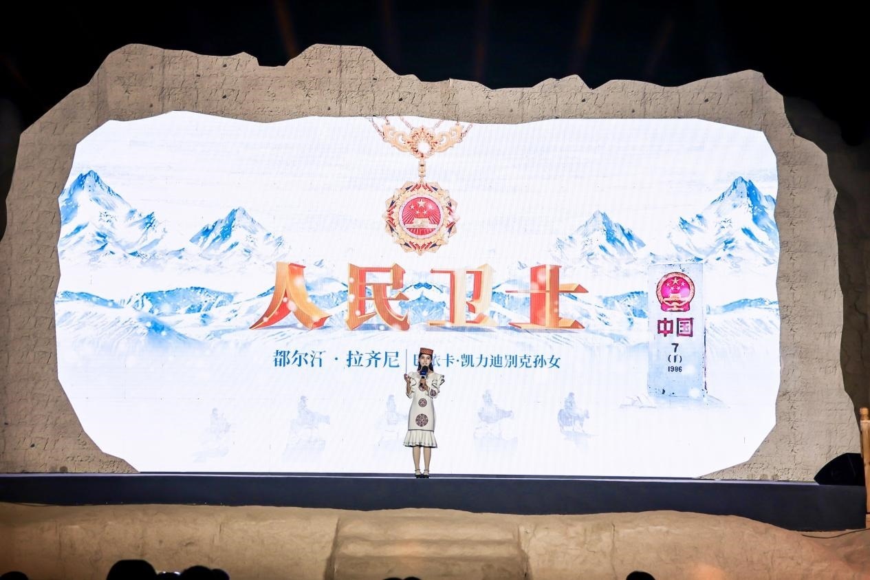 都爾汗·拉齊尼在“何以中國·五星出東方”網(wǎng)絡(luò)主題宣傳活動(dòng)現(xiàn)場(chǎng)演講。人民視頻供圖