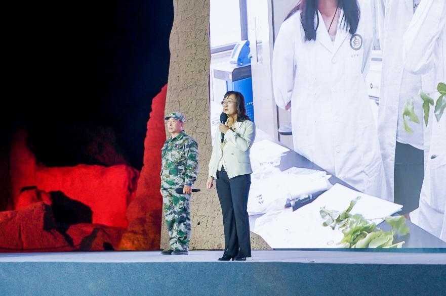 吳翠云（右一）在“何以中國·五星出東方”網(wǎng)絡(luò)主題宣傳活動(dòng)現(xiàn)場(chǎng)演講。人民視頻供圖