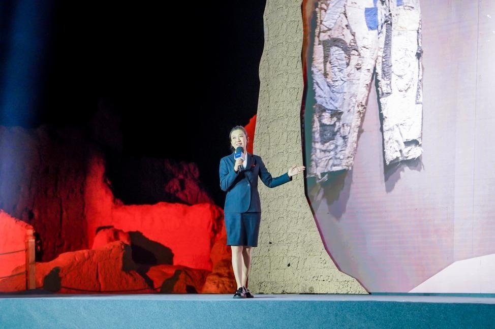 顧晨葉在“何以中國·五星出東方”網(wǎng)絡(luò)主題宣傳活動(dòng)現(xiàn)場(chǎng)演講。人民視頻供圖