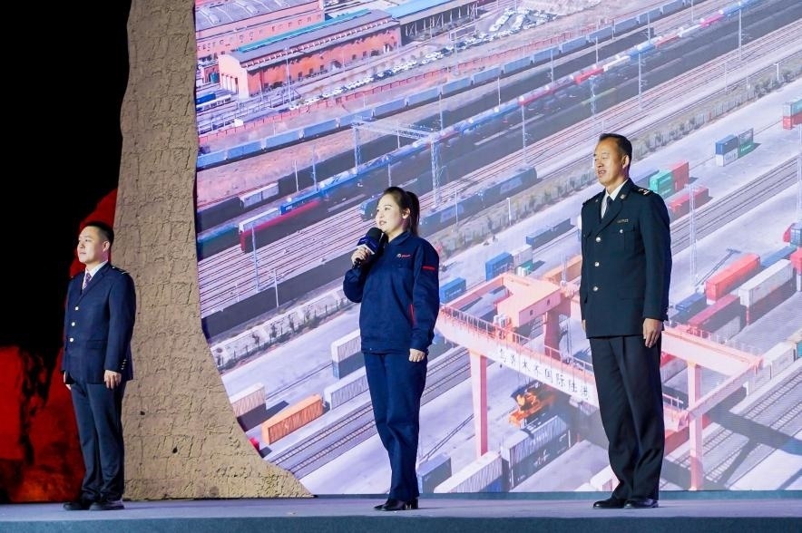 早吾扎?哈力賽（左二）在“何以中國·五星出東方”網(wǎng)絡(luò)主題宣傳活動(dòng)現(xiàn)場(chǎng)演講。人民視頻供圖