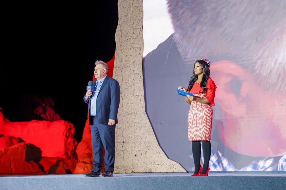 丹尼（左一）在“何以中國·五星出東方”網(wǎng)絡(luò)主題宣傳活動(dòng)現(xiàn)場(chǎng)演講。人民視頻供圖