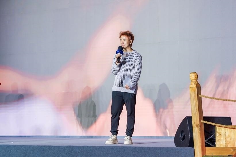 安鐘旭在“何以中國·五星出東方”網(wǎng)絡(luò)主題宣傳活動(dòng)現(xiàn)場(chǎng)演講。人民視頻供圖