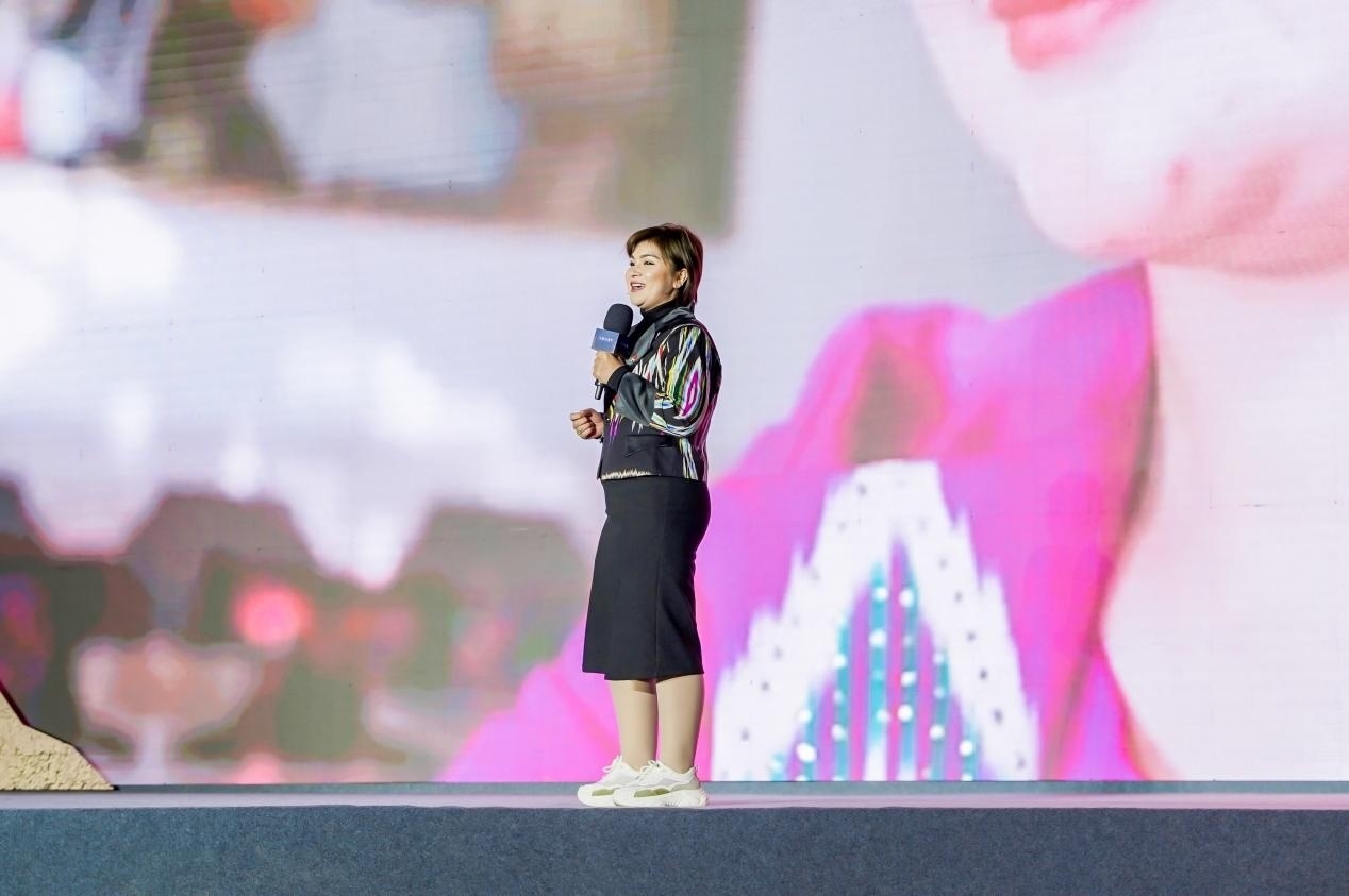 如克亞木·麥提賽地在“何以中國·五星出東方”網(wǎng)絡(luò)主題宣傳活動(dòng)現(xiàn)場(chǎng)演講。人民視頻供圖