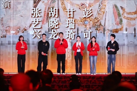 《受到召喚·敦煌》眾演員與現(xiàn)場(chǎng)觀眾互動(dòng)交流。主辦方供圖