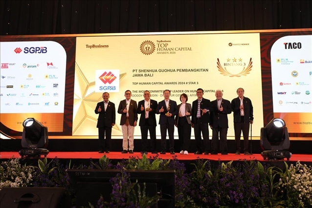 國能印尼爪哇發(fā)電公司董事長趙志剛(左四)與其他獲獎者合影。國能印尼爪哇發(fā)電公司供圖