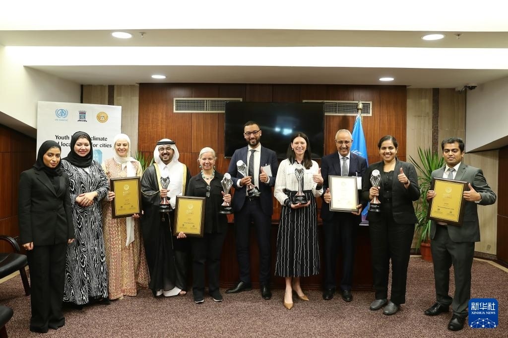 10月31日，在埃及亞歷山大，獲得第二屆全球可持續(xù)發(fā)展城市獎（上海獎）的城市代表合影。新華社記者 王東震 攝