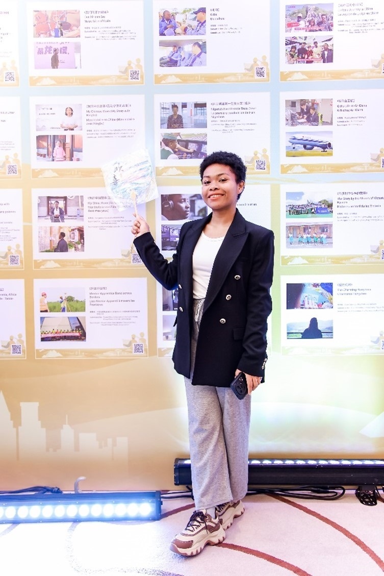 愈靈兒和她的作品合影。主辦方供圖