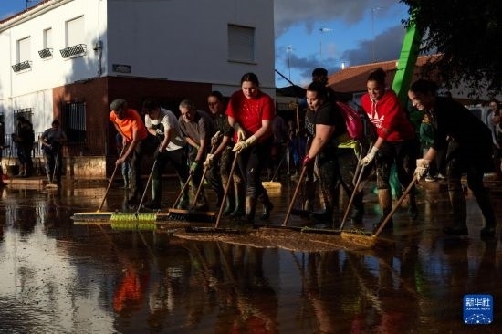 11月2日，居民在西班牙烏鐵爾清理房屋。新華社記者 孟鼎博 攝