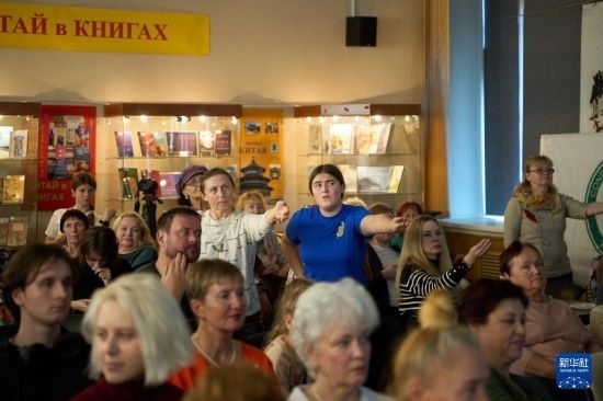 11月2日，來賓在俄羅斯符拉迪沃斯托克的活動(dòng)現(xiàn)場(chǎng)模仿八段錦的動(dòng)作。新華社發(fā)（郭飛洲攝）