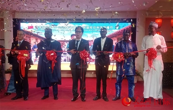 嘉賓們?yōu)橛耙曊共ピ禄顒?dòng)剪彩。人民網(wǎng)記者 姜宣攝