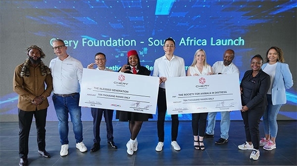 捐贈(zèng)合影。奇瑞國(guó)際南非子公司提供