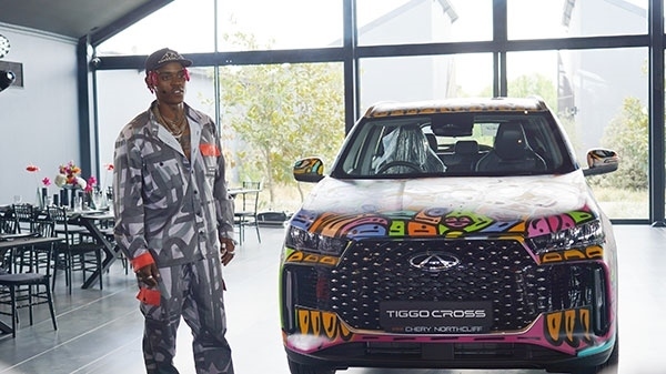 Samurai Farai和其汽車噴繪作品。人民網(wǎng) 張茜攝