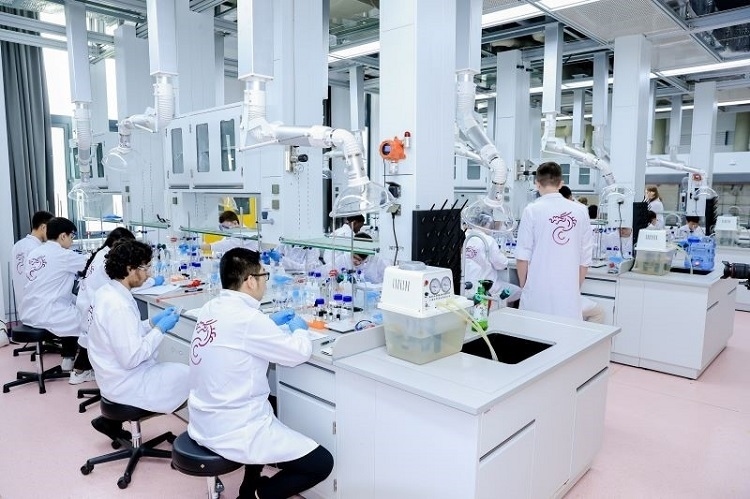 中外學(xué)生同堂做實(shí)驗(yàn)。深北莫供圖