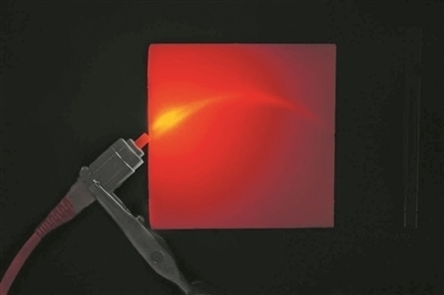 帶有彎曲通道的3D打印材料能引導(dǎo)并散射光。圖片來(lái)源：英國(guó)格拉斯哥大學(xué)