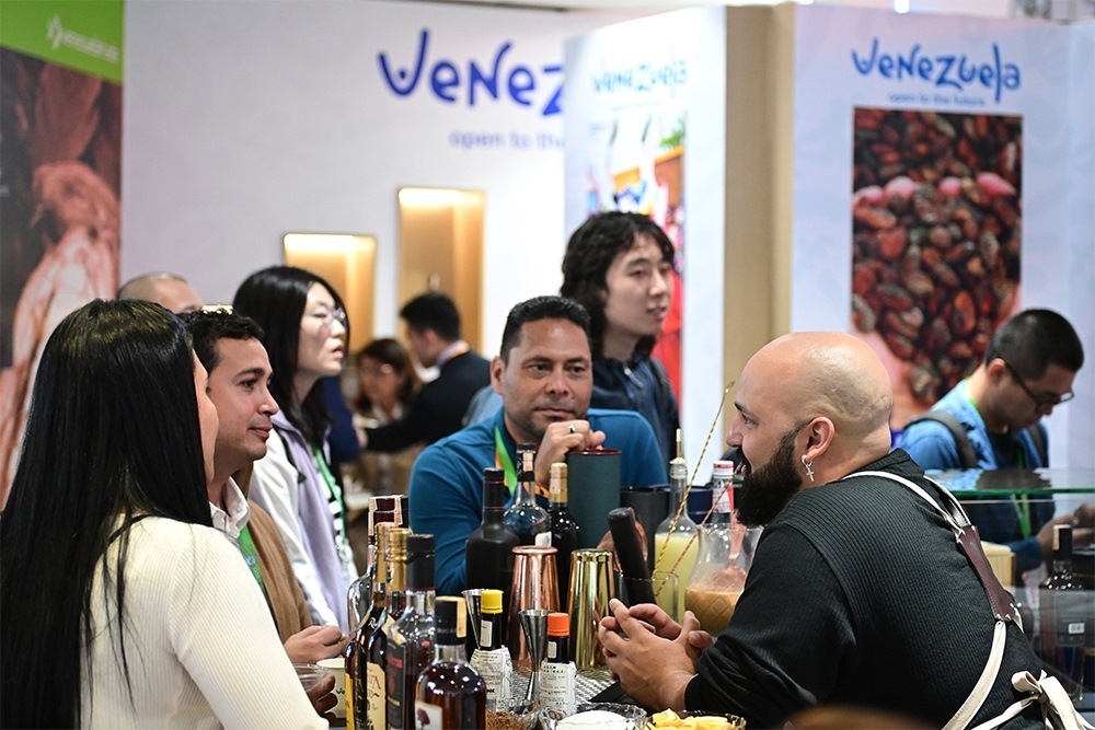 2023年11月9日，上海，觀眾在進博會委內(nèi)瑞拉館參觀、交流、洽談。