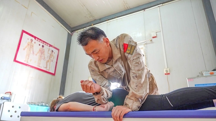 體驗(yàn)中醫(yī)推拿。王軍杰攝