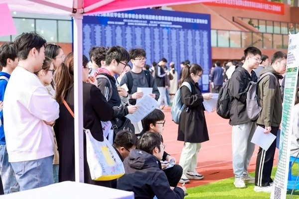 招聘會(huì)現(xiàn)場(chǎng)。校方供圖