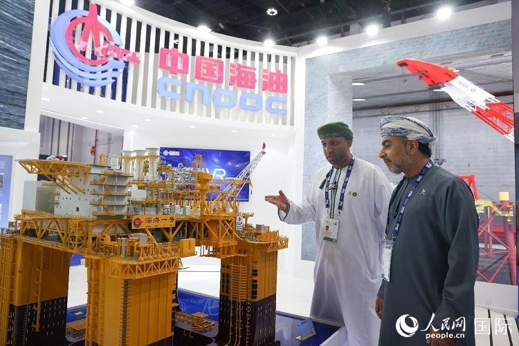 觀眾在中國(guó)海油展臺(tái)參觀。人民網(wǎng)記者 任皓宇攝