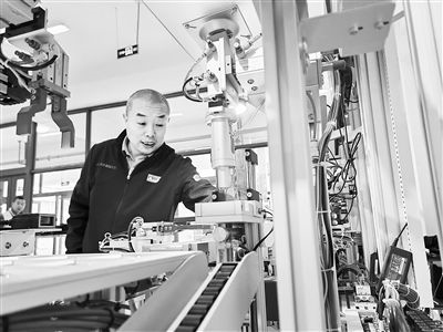 郭海青在檢查車床加工設備。 受訪者供圖