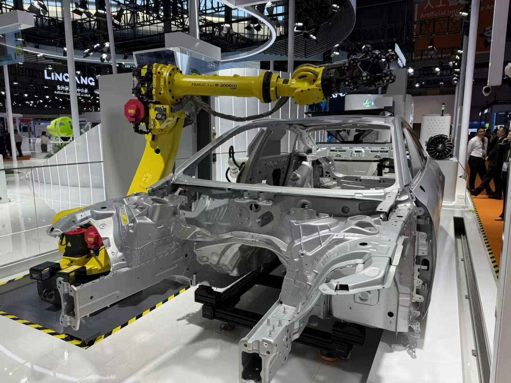 在汽車制造展區(qū)，高精度智能檢測(cè)裝備正在模擬檢測(cè)汽車車身。人民網(wǎng)記者 王仁宏攝