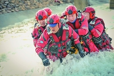 山東省日照市消防救援支隊消防員正在進行多人淺灘涉水橫渡訓練。圖片由國家消防救援局提供