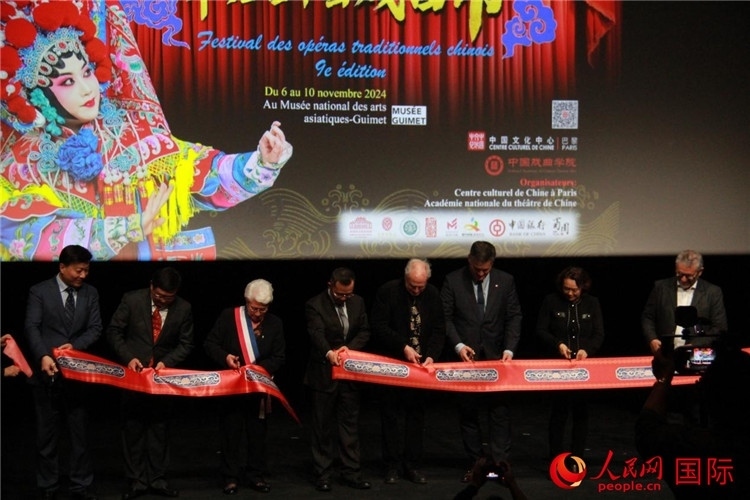 戲劇節(jié)開幕剪彩。人民網記者 尚凱元攝